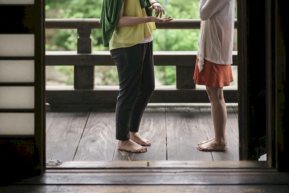 Không nên đi giày, dép vào trong nhà